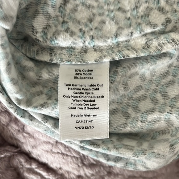 NWOT T By Talbots Women’s Green And White Tee Tops Size Large - Picture 7 of 7